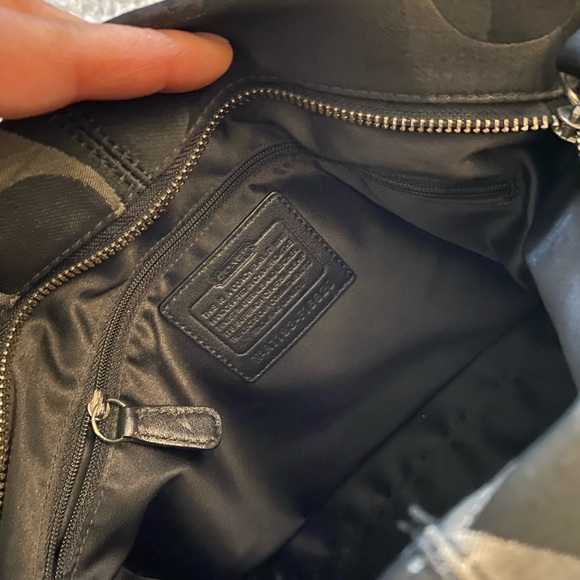 VGUC COACH handbag in black. Medium sized with silver buckles - Picture 5 of 6